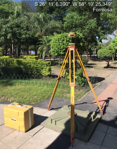 La imagen refleja una base del receptor GEODESICO GPS en lo cual está estacionado sobre el NODAL 202 del IGN (Instituto Geográfico Nacional) cuya cota y ubicación es un dato conocido y publicado por dicho Instituto.